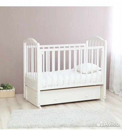 Детская кроватка с маятником и ящиком