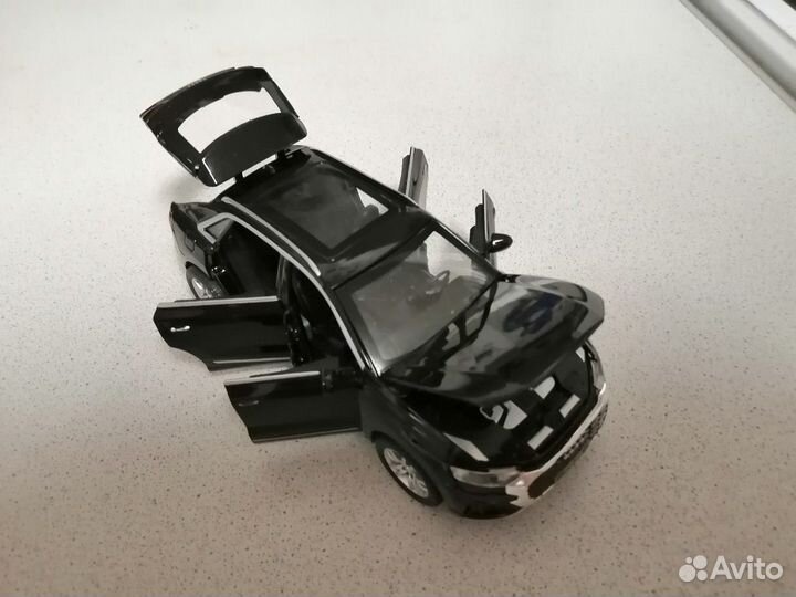 Металлическая машинка Audi Q8 1:32