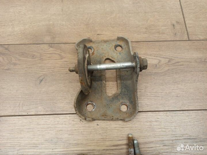 Крепление балки подвески заднее Peugeot 308