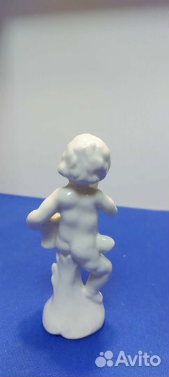 Фарфоровая статуэтка путти с корзиной цветов