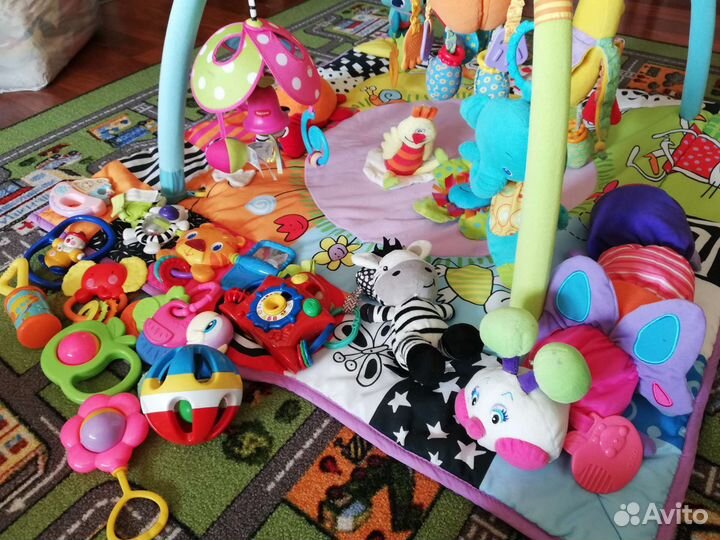 Развивающий коврик и игрушки для малыша
