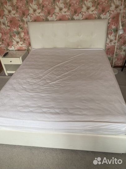 Мебель: шкаф, кровать, стол, тумба, пуфик