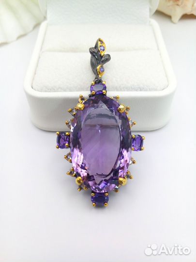 Кулон с натуральными аметистом, топазами