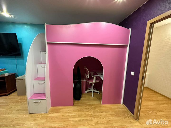 Детская кровать чердак со столом и шкафом