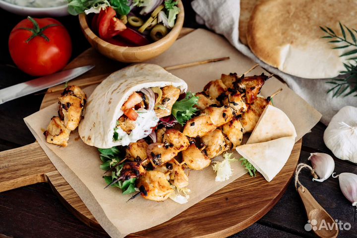 Повар в стрит-кафе