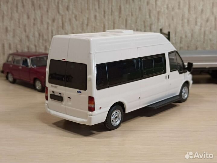 Модель автомобиля 1:43