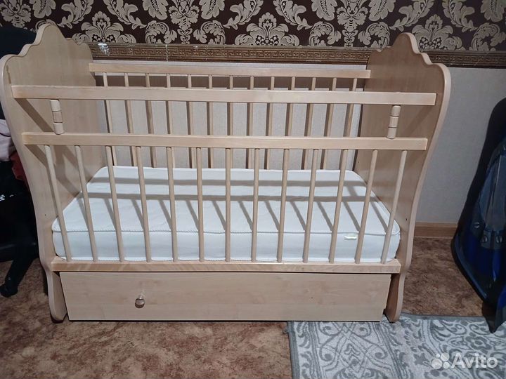 Детская кроватка с маятником, в хорошем состоянии