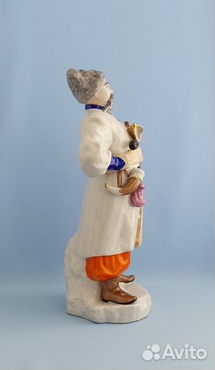 Фарфоровая статуэтка 