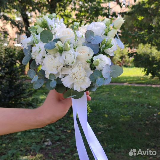 Свадебный букет в белой гамме с эвкалиптом