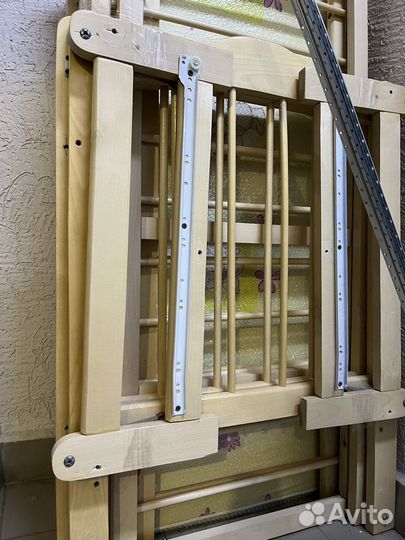 Детская кроватка с маятником