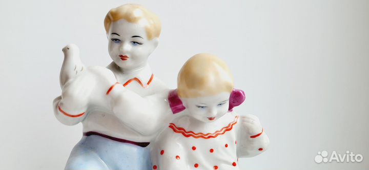 Статуэтка дети кормят голубей, отличная период ССС