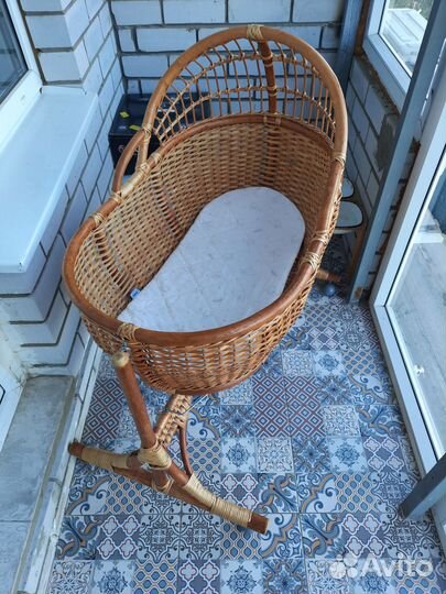 Плетёная кроватка-люлька на колёсиках