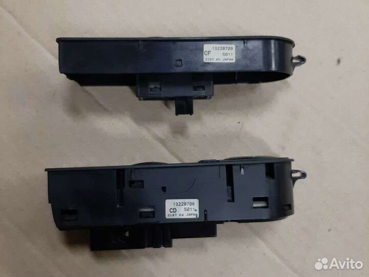 Кнопка стеклоподъемника Opel Astra H 2004-2015