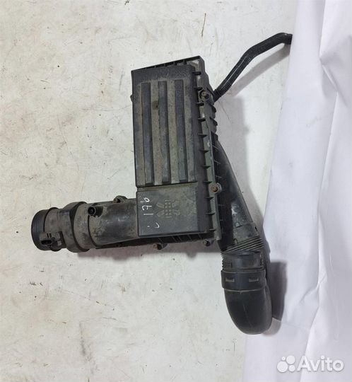 Корпус воздушного фильтра VW Passat (B7) 2011