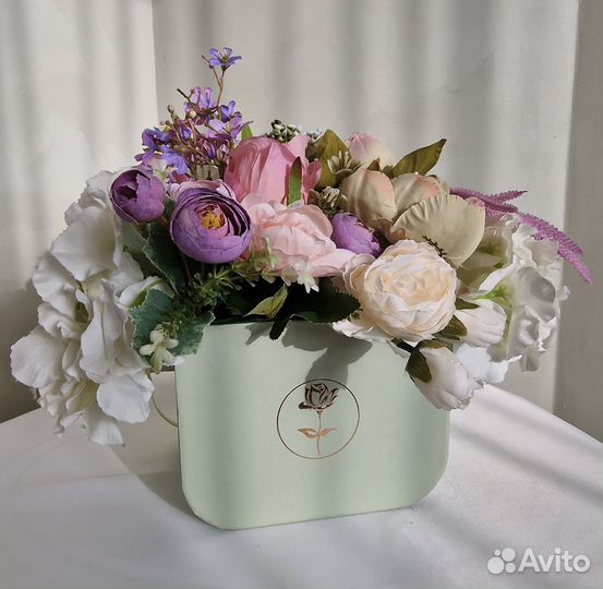 Композиция из искусственных цветов для интерьера