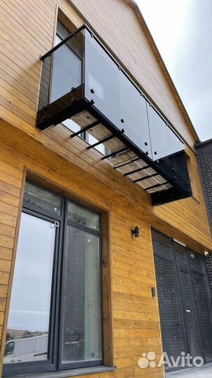 Стеклянные ограждения балкона