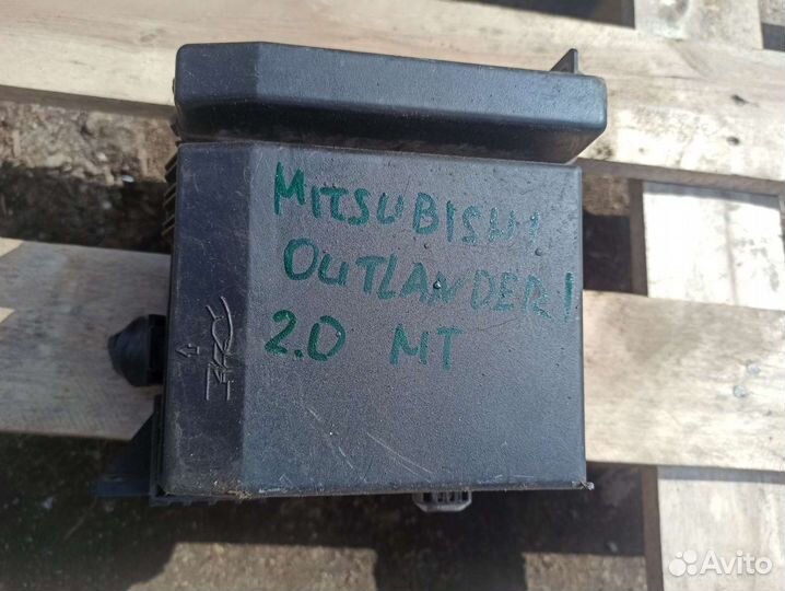 Блок предохранителей Mitsubishi Outlander 1 2.0 мт
