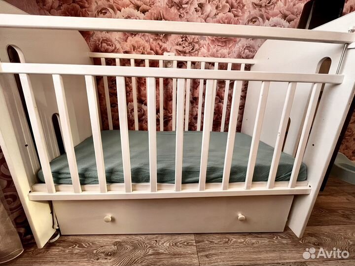 Детская кроватка с маятником и ящиком