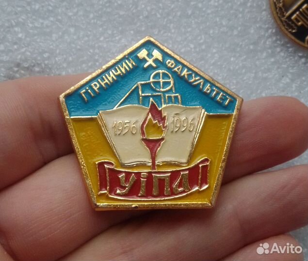Брошь и значки