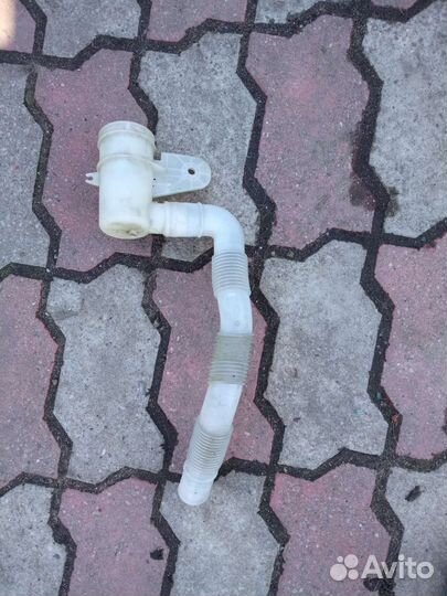 Skoda Yeti горловина бачка омывателя