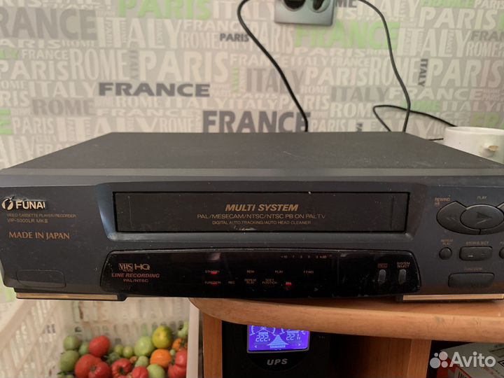 Видеомагнитофон с кассетами