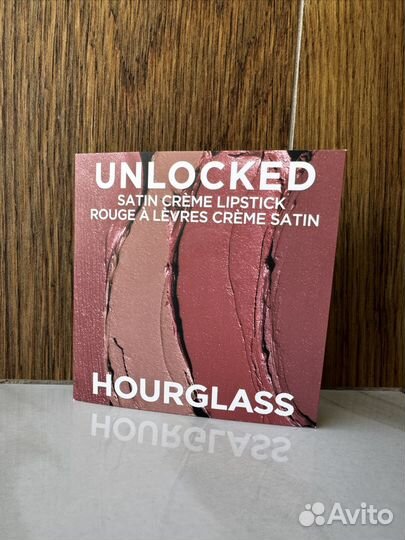 Hourglass Unlocked Cream Lipstick карталетка
