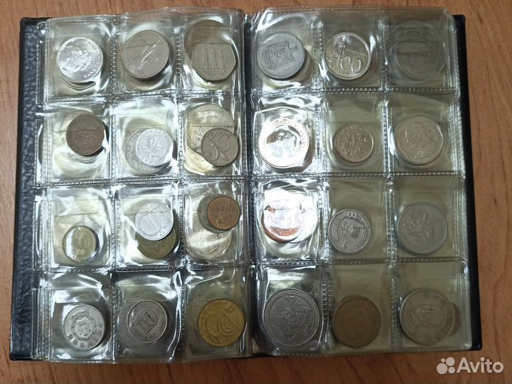 Монеты стран мира в альбоме 100шт