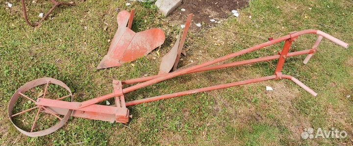 Плуг (окучник) ручной