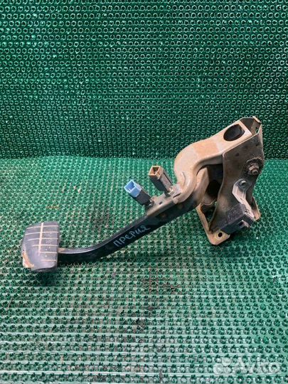 Педаль тормоза Nissan Prairie PNM11 SR20(DE) 1997