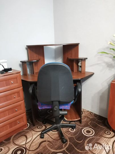 Компьютерное кресло и стол