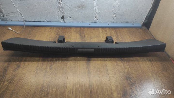 Накладка замка багажника задняя Skoda Rapid