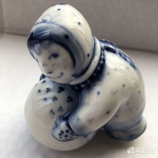 Гжель. Фарфор. Девочка со снежным комом