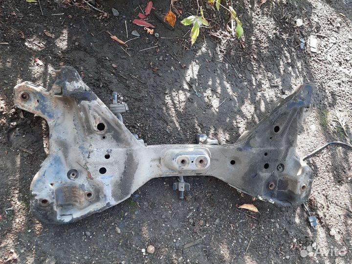 Подрамник Митсубиси каризма