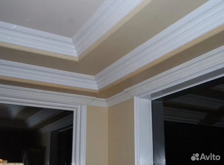 Клею потолочные плинтуса