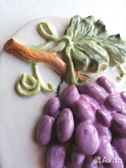 Обьемное панно из керамики. Виноград фиолетовый