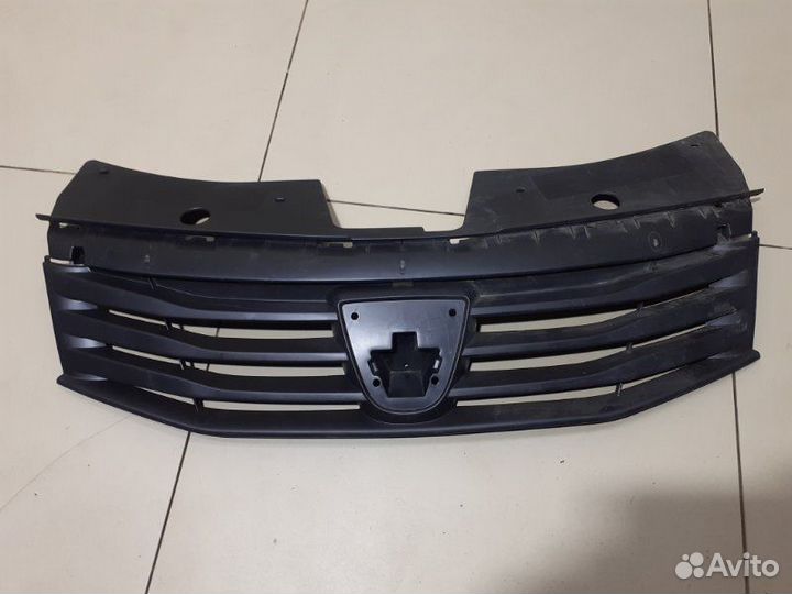 Решетка радиатора передняя Dacia Sandero 1