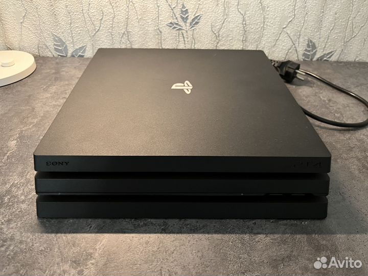 Sony ps4 pro 1tb + 2 геймпада + диск с игрой
