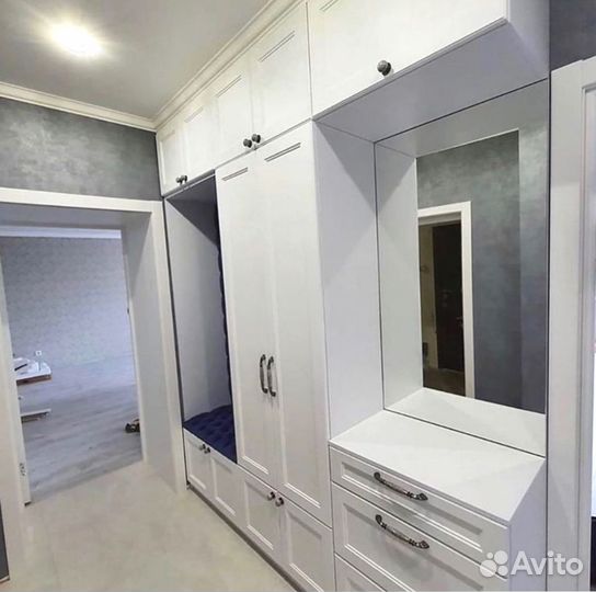 Прихожая белая с каретной стяжкой