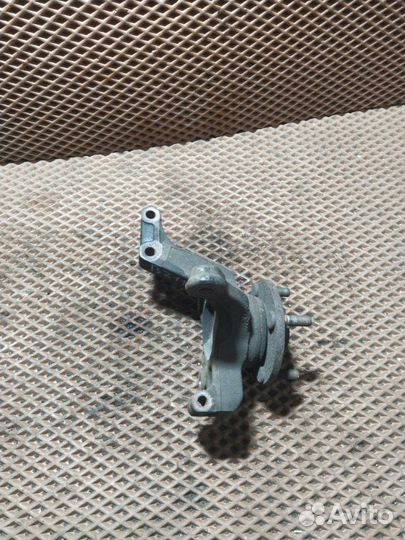 Кулак поворотный со ступицей передний правый