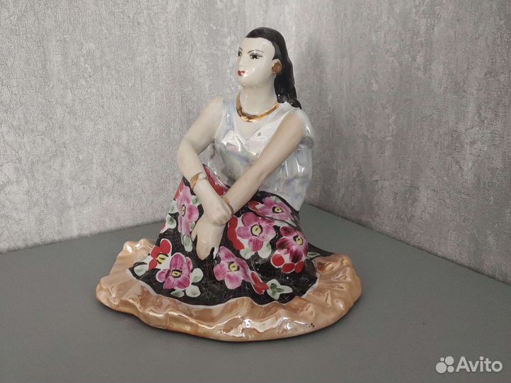 Фарфоровая фигурка Цыганка