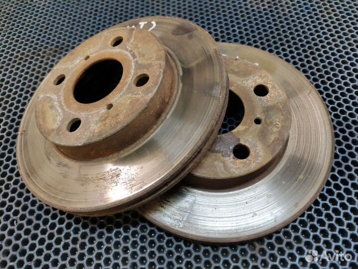 Диск тормозной передний Toyota vitz