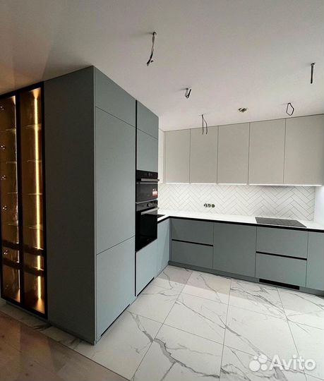 Угловая кухня под потолок