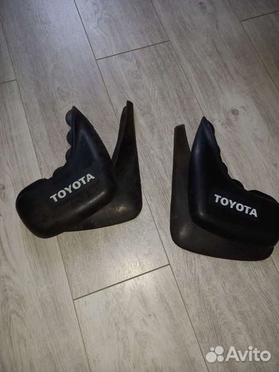Брызговик toyota avensis