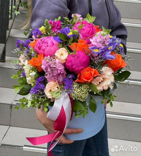 Букеты с розами, гортензиями и зеленью. Доставка