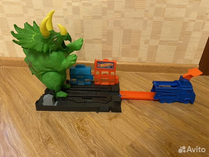 Разгневанный трицератопс хот вилс