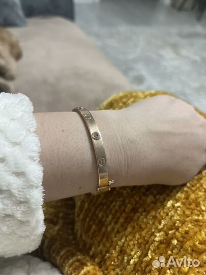 Жесткий золотой браслет