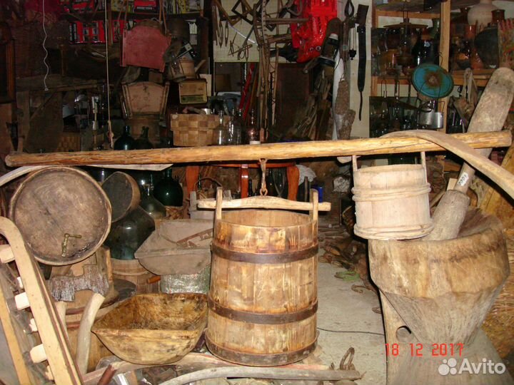 Бочка дубовая, старинный ушат водонос с хлудом и