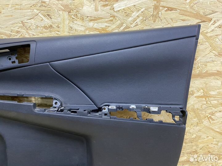 Обшивка двери передняя правая (кожа) Toyota Camry