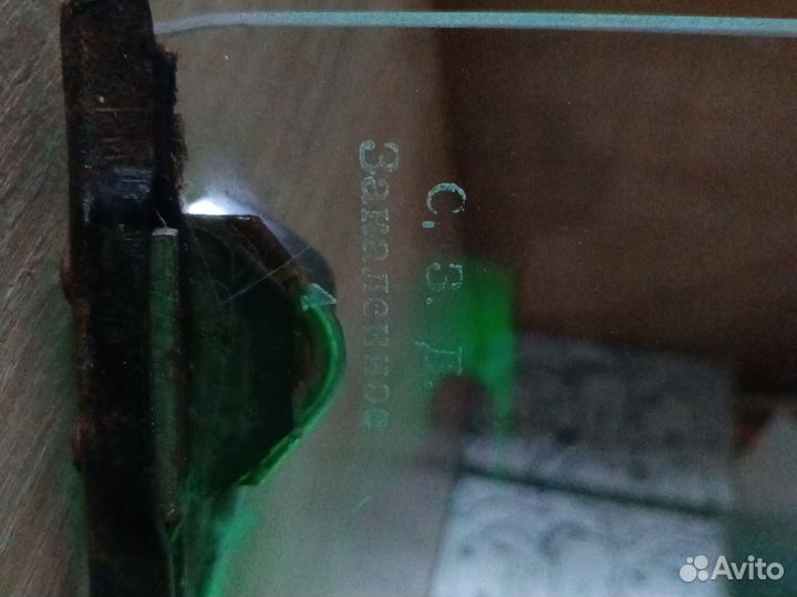 Боковое стекло