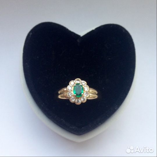 Кольцо с изумрудом и бриллиантами. Золото 750